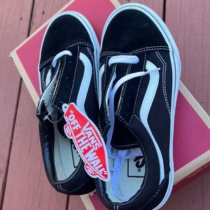 Women’s size 7 Men’s size 5 Vans